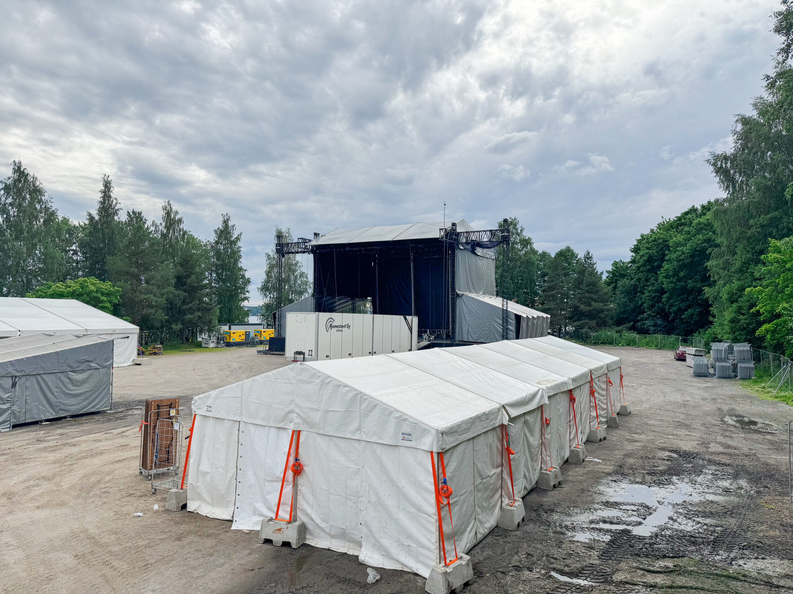 6 metriä leveä anniskeluteltta festivaalikäytössä on toimiva telttaratkaisu tapahtumien tarjoilu- ja baarialueille.