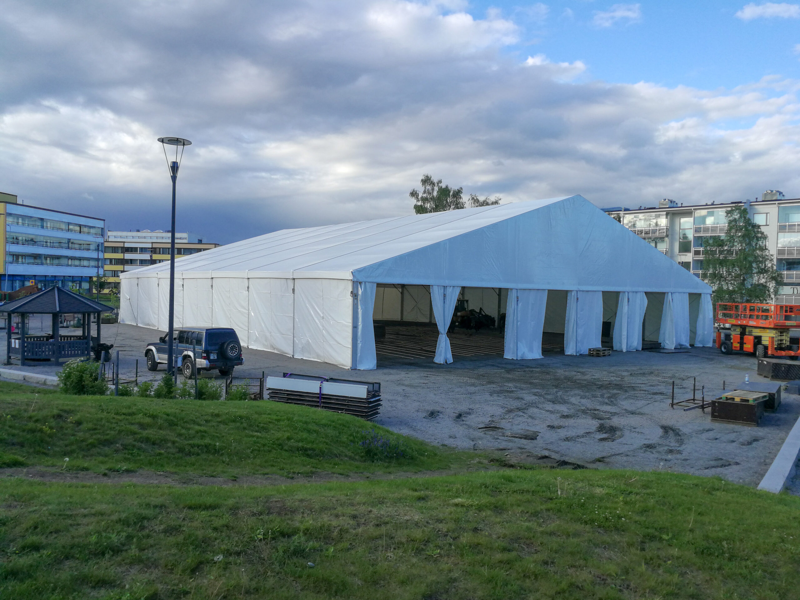30 metriä leveä tapahtumateltta ulkotapahtumassa – Marrentin telttavuokraus ja tapahtumarakentaminen suuriin tapahtumiin.