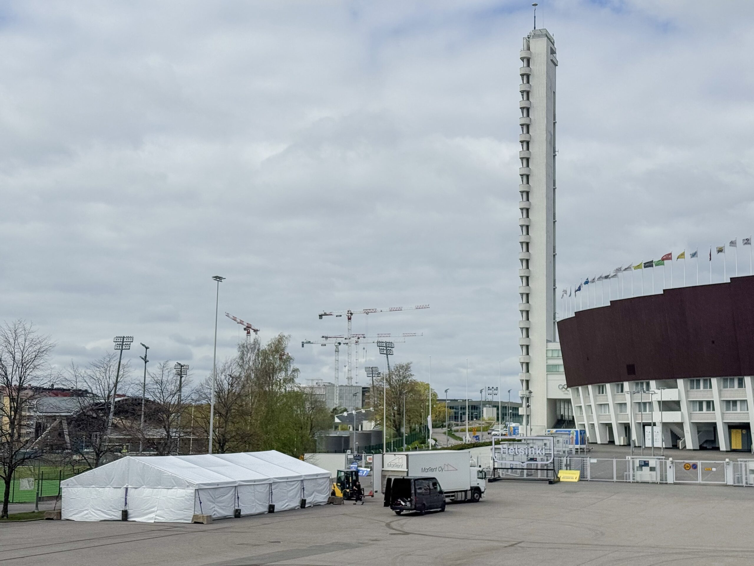 10 metriä leveä tapahtuma teltta pystytettynä kesätapahtumaan.